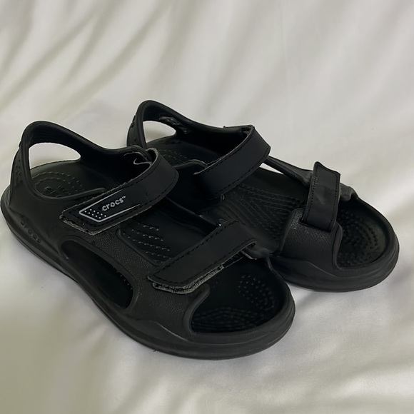 🐊 Crocs Black Adjustable Strap Toddler Sandals - Picture 3 of 4